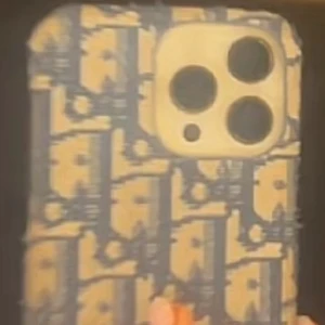 Dior telefon deksel til iPhone 16 pro Max - Ønsker å kjøpe dette Dior telefon dekselet til iPhone 16 pro Max! Si i fra om du selger eller vet om noen som kjør!