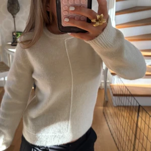 Ljusvit stickad tröja - Superfin stickad tröja från Zara. Jättefin och super varm tröja perfekt till hösten och vintern. Har aldrig använt tröjan men köpte den utomlands, därav ej retunerad. Säljer eftersom att den är för liten för mig och passar någon som har storlek xs eller funkar nog xxs (jag har storlek S). 