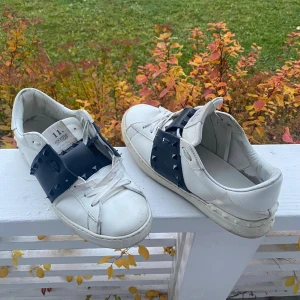 Valentino Rockstud vita sneakers - Valentino rockstud | Storlek 44 (43-43,5) | Skick 8,5/10! | Medföljer: Valentino kort | Bara att skriva vid minsta fundering!