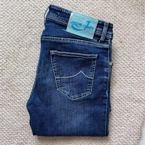 Jacob cohën jeans Style 622 - Jacob cohën jeans Style 622 i storlek W32. Inga defekter! Modellen är 180 cm 75 kg, och måtten är A: cm 41 B: 105 cm. Kom med frågor 😊