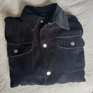 Svart manchester overshirt Night Addict, herr Addict - Säljer en svart overshirt från Night Addict i mjuk manchester. Toppskick, storlek M.