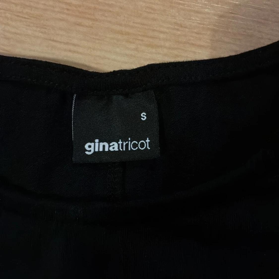 Svart topp från Gina Tricot, S - 1
