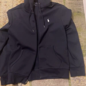 Svart hoodie  Polo Ralph Lauren - Hej säljer en svart polo Ralph lauren hoodie som jag har inte använt eftersom att den är för liten för mig storleken är S och den är äkta