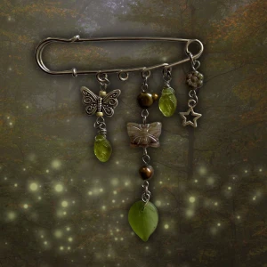 Bagcharm no2 🌿🦋⭐️ - Handgjord bagcharm med tjeckiska glaspärlor & upcycled sötvattenpärlor🌿🦋⭐️ Själva bagpinen är i rostfritt stål :)