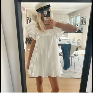 Vit plisserad kortklänning med volang - Intressekoll på min Zara klänning i storlek s! Fint skick jag på två sista är 171. ‼️BUD PÅ 900 KR ‼️