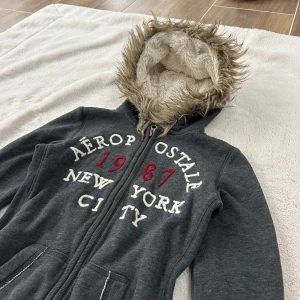 Aeropostale zip med foder och päls  - En zip från Aeropostale i storlek XS. Fler bilder inom kort. Jag fraktar inom 48h. Se liknande zip i min profil! 