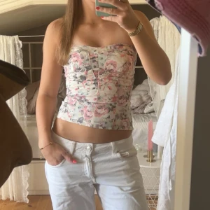 Fest topp - Jättesnygg blommig festtopp 🌸🌸dragkedja i bak