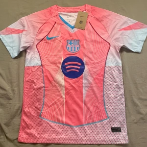 Barcelona Lamine Yamal rosa matchtröja S - Barcelona fotbollströja med Lamine Yamal och nummer 10 på ryggen. Tröjan är storlek S, män. Den är helt ny och aldrig använd. Skickar inom 1-3 dagar