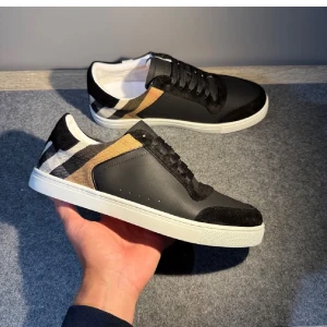 Burberry skor - Säljer dessa väldigt fräscha burberry skor. Storlek 43. Feta skor som passar till vardags och till fester. Endast skorna tillkommer vid köp. Hör av er vid funderingar 