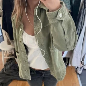 Grön jacka Zara  - Jag säljer en grön jeans jacka från Zara. Den är nästan helt ny använd ca 1-2 gånger. Jättefin men kommer inte till användning!