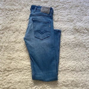 Ljusblå Replay Anbass Jean - Skick 8/10, flärpen är sliten. Storlek W29 L32 Modell Anbass vilket är slimfit. Gåva ing vid köp!