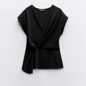 Svart knytblus  - Elegant och trendig svart blus med knytning! Endast använd ett fåtal gånger 🩷