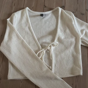 Super söt kofta  - Jättefin kofta som passar till ett linne och ett par jeans eller en kjol💕