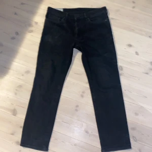 Svarta regular fit jeans &Denim - Svarta jeans från &Denim i regular fit-modell. Klassisk femficksdesign och rak passform, perfekta för dig som gillar en enkel och stilren look. Tillverkade i jeansmaterial och passar till många olika stilar.