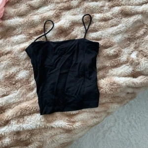 Svart linnetopp  - Säljer en enkel svart linnetopp 