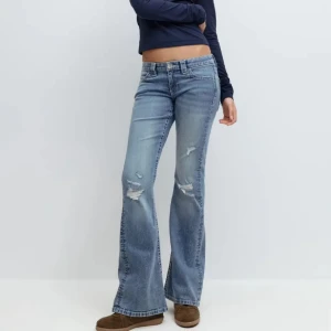 Bootcut jeans med broderade fickor - Jätte fina jeans från Gina endast använda en gång!!
