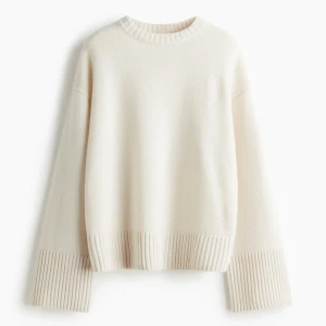 Oversized stickad tröja - Supermjuk oversized stickad tröja i beige med breda ribbade muddar vid ärmslut och nederkant. Köpt för 1 499 kronor därav priset. 