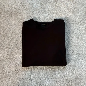 Stickad tröja från Massimo dutti - Helt ny stickad tröja från Massimo dutti. 100% italiensk ull. Köpt imassimo dutti butiken i Stockholm för 1700kr. Storlek M. 