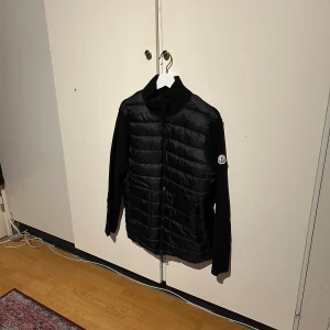Moncler cardigan  - Säljer min Moncler cardigan som är knappt använd den är i storlek m men sitter mer som kom gärna med pris förslag är inte omöjlig på priset!
