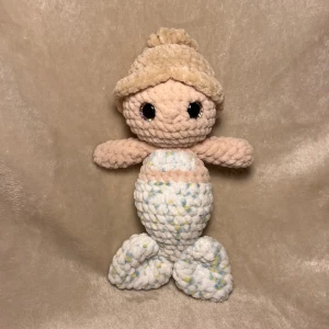 Virkad sjöjungfru  - En virkad sjöjungfru, med glittriga Säkerhetsögon. Mjuk och gullig figur! Har virkat den själv, och den är stoppad med vanligt fyllnadsvadd!