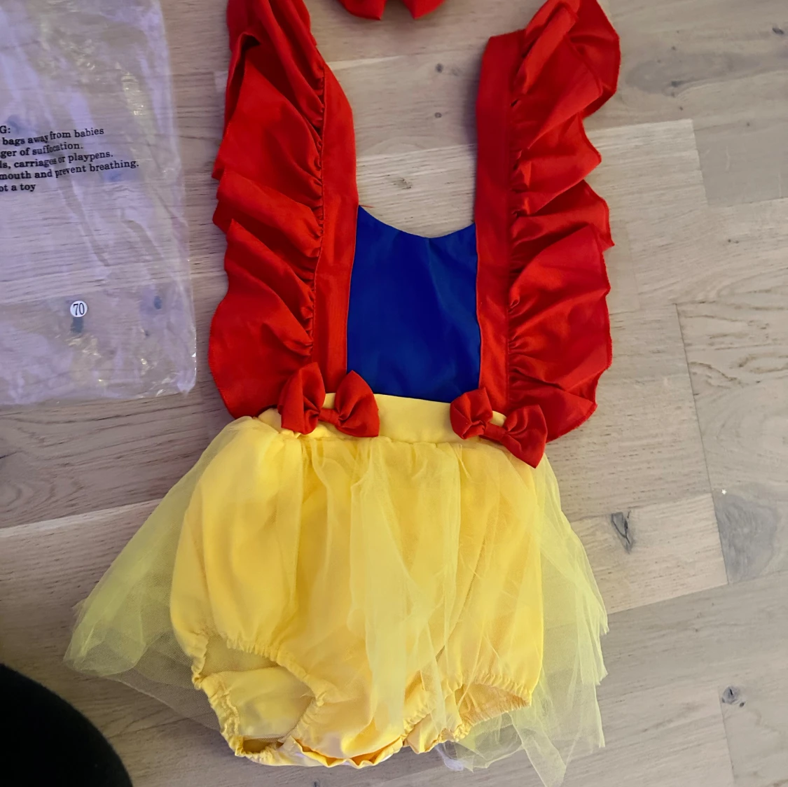 Snövit-inspirerad babyklänning  body med rosett med tillhörande röd pannband - 3