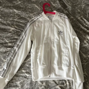 Adidas zip up - Jättenice basic zip up från adidas k storlek 38