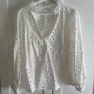 Spets blus - Fin spets blus, endast använd 1 gång