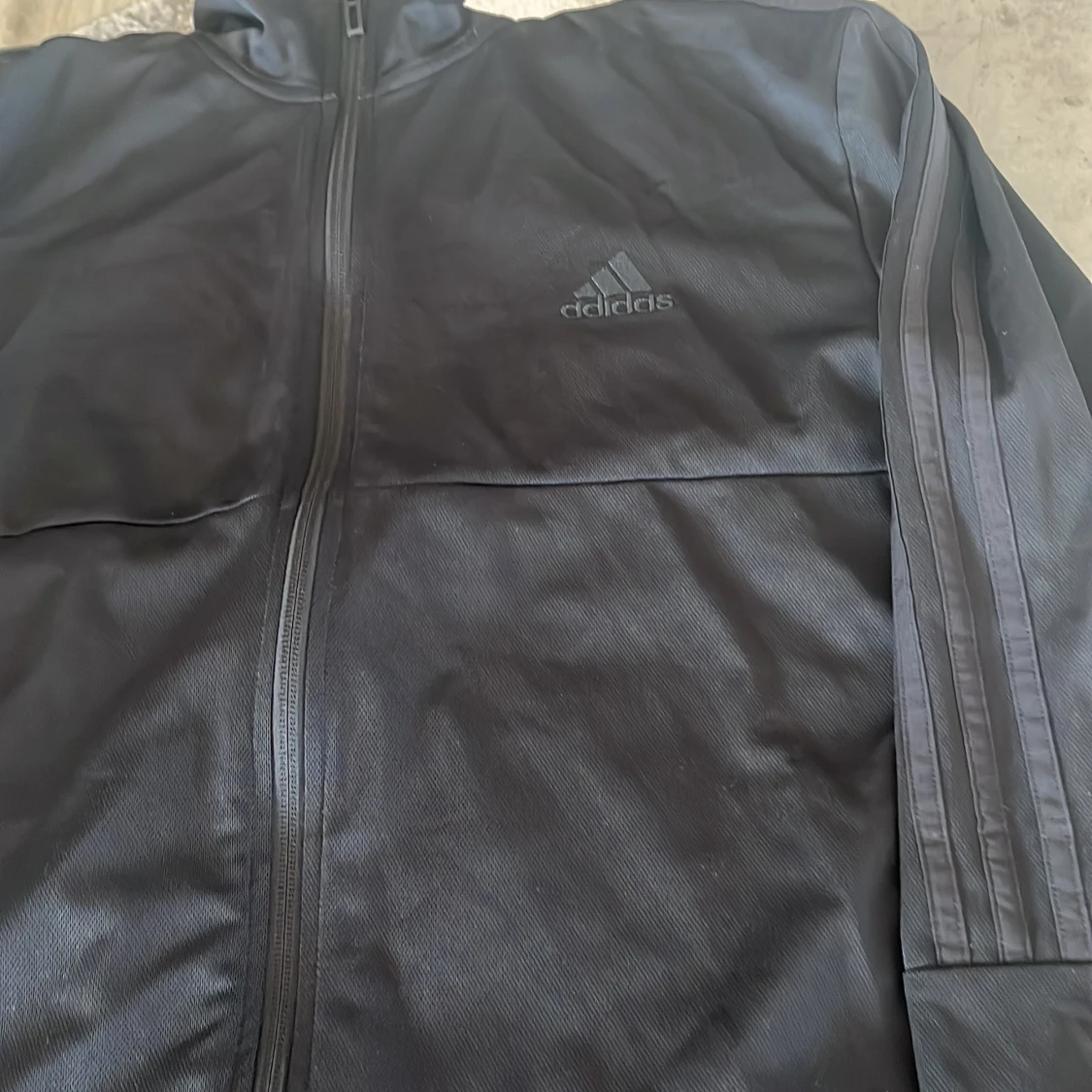 Svart Adidas vindjacka med dragkedja - 1