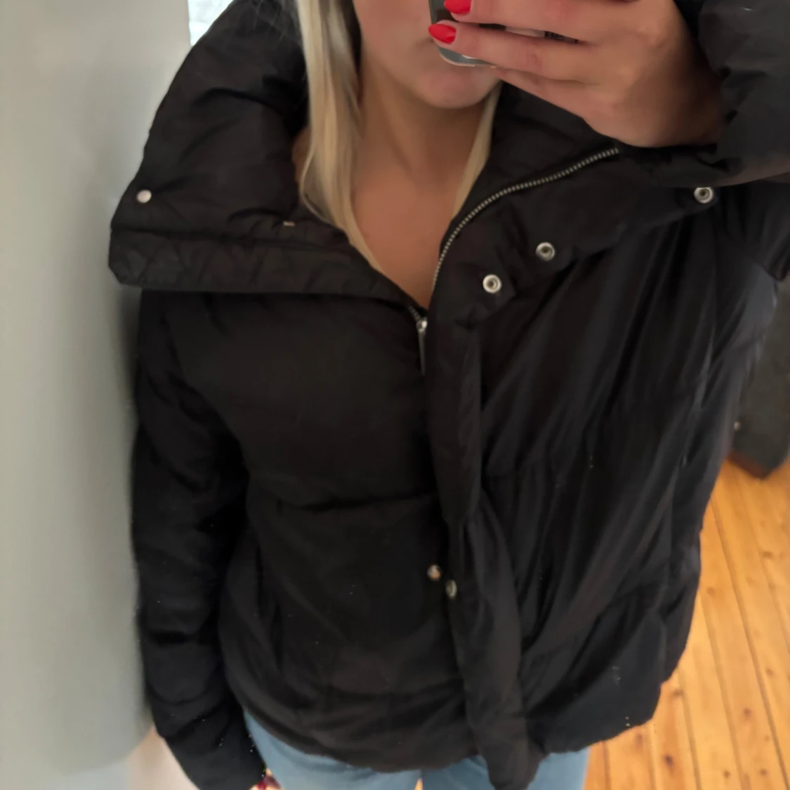 Svart pufferjacka med hög krage - 1