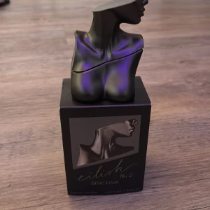 Eilish No. 2 Eau de Parfum      Köpt för 710kr! -  Använd en gång, pris går att diskutera. Eilish No. 2 av Billie Eilish i en unik, konstnärlig flaska. Eau de Parfum, 30 ml. Perfekt för dig som vill sticka ut med en parfym som har en cool design och är skapad av en ikon inom musikvärlden.