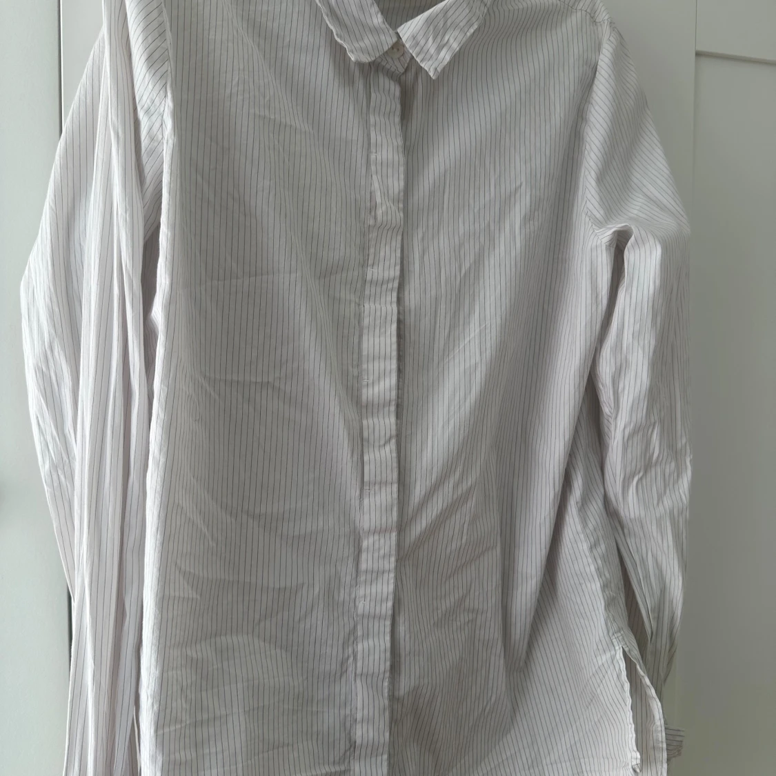 Vit randig skjorta med knappar