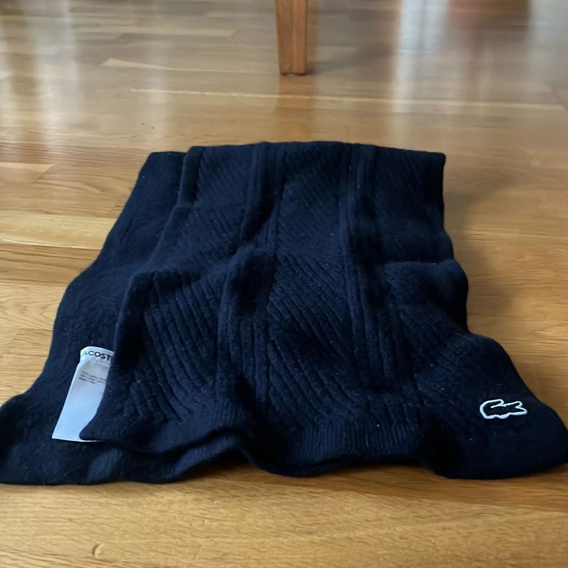 Mörkblå stickad halsduk från Lacoste