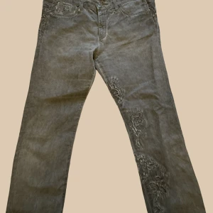 Armani jeans - Armani Jeans i fint skick. Snygg passform och bra kvalitet, sitter som de ska. Perfekta till både vardag och evenemang - stilrena men ändå avslappnade.