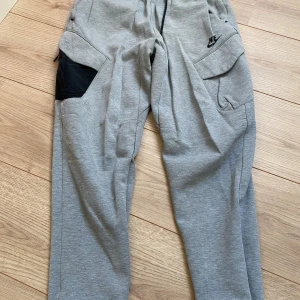 Nike Tech och vanliga Nike byxor - Fina Nike tech byxor och vanliga Nike byxor 