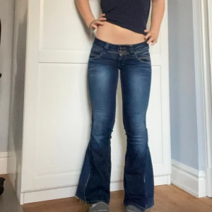 Mörkblå lågmidjade bootcut jeans - Säljer dessa så snygga lågmidjade jeans med märket pepe. De är omsydda till bootcut. Midjemått 36 cm tvärs över midjan och innerbenslängd 74 cm. Kontakta mig privat vid frågor eller liknande💕💕