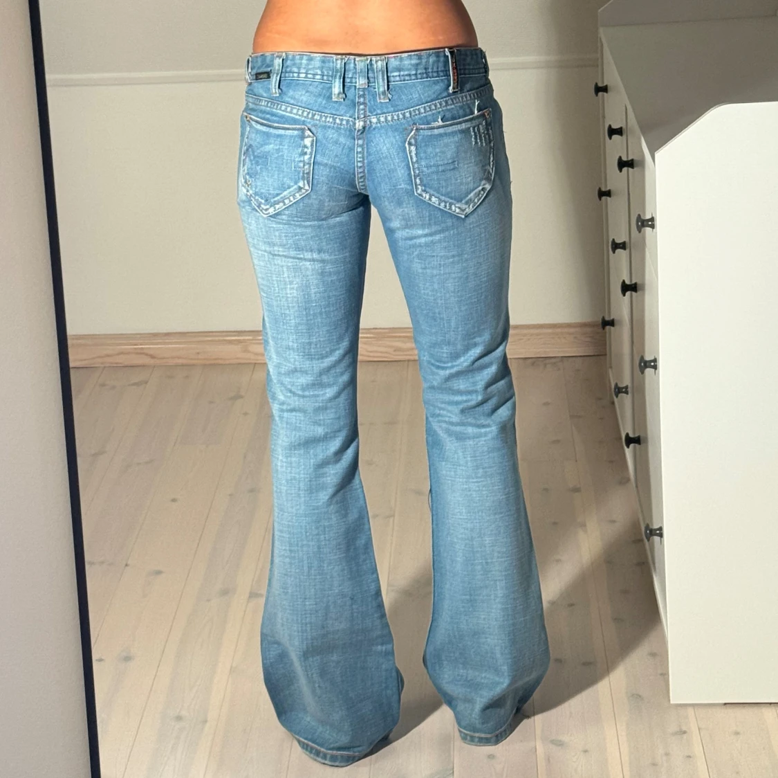Low bootcut jeans med revor  - 2