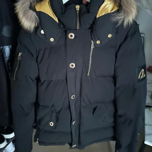moose knuckles jacka  - moose knuckles jacka storlek S den passar för de som är mellan 170 och 180 den har bara en liten repa i armen som går o sy snabbt jag tar byten och pris kan alltid diskuteras 