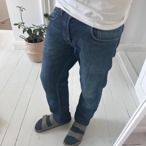 Lee jeans  - Sköna Lee jeans i storlek W33 L32 Slim. Mått A: 42 cm B: 106 cm. Inga större defekter! Modellen är 180 cm 75 kg. Kom med frågor ✌️