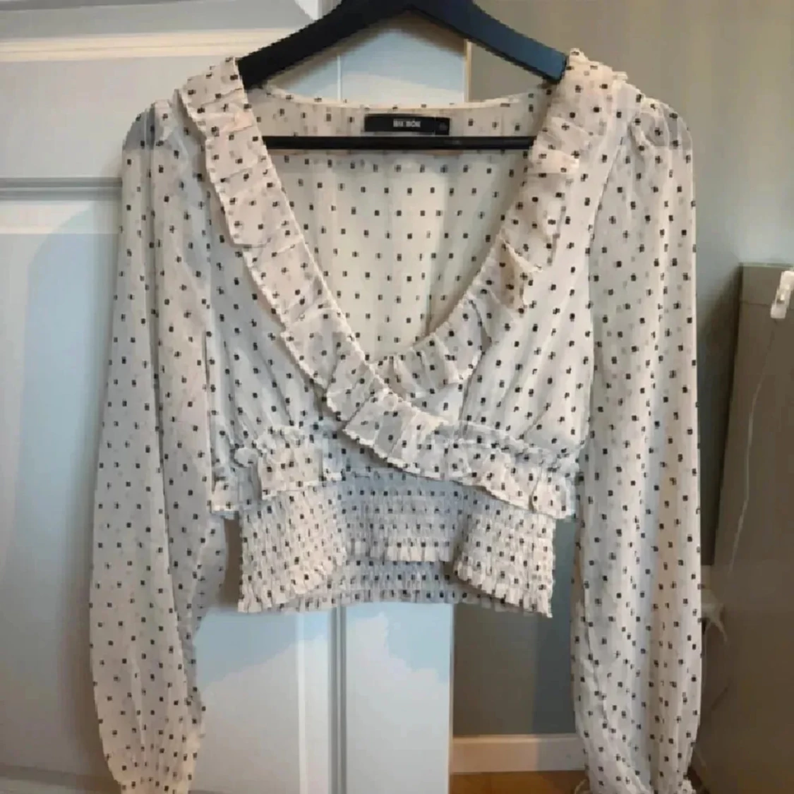 Prickig blus med volang från Bik Bok - 1