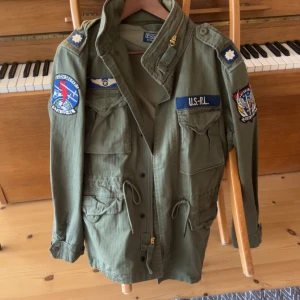 RALPH LAUREN FIELD JACKET | STRL S  - Hej jackan har aldrig används, faller inte mig i smaken o lite för stor. Först till kvarn gäller !!               NYPRIS ÄR 5000 kr.