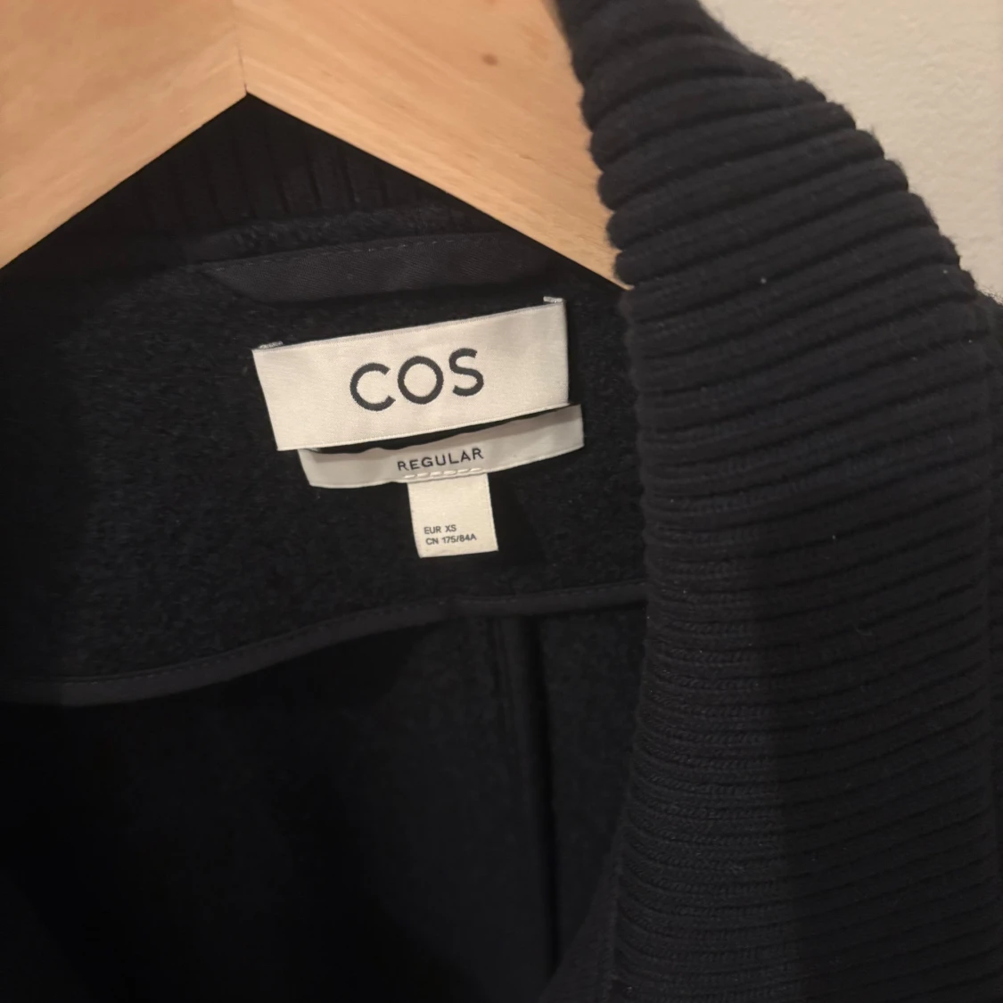 Mörkblå ulljacka från COS - 2