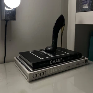 Coco Chanel / Chanel böcker - Två snygga böcker om modeikonen Coco Chanel. Perfekta för dig som älskar mode och design. Älskar att ha som snygg prydnad i rummet!🤩