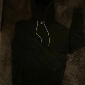 Svart hoodie från Pier One - Mysig svart hoodie från Pier One med klassisk huva och vita snören. Tröjan har en stor magficka och långa ärmar, perfekt för kyliga dagar. Enkel och stilren design som funkar till det mesta.