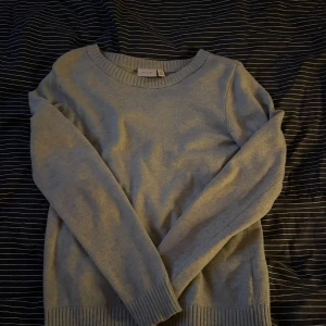 stickad tröja från Vila - Mysig ljusgrå stickad tröja från Vila