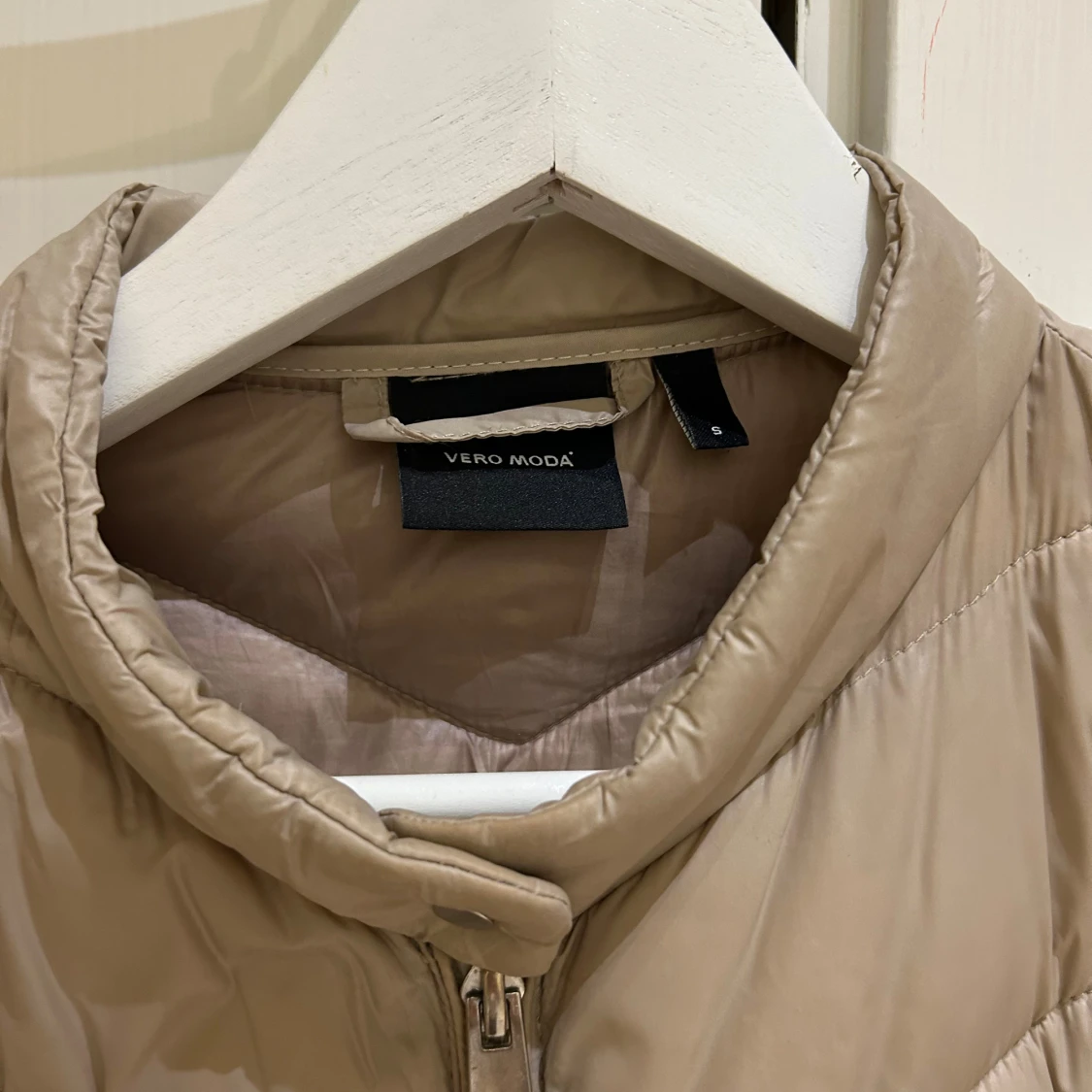 Beige pufferjacka från Vero Moda - 1