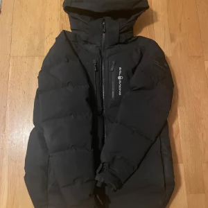 Sail racing vinterjacka - pris är diskuterbart!  säljer nu min fina sail racing jacka eftersom den börjar kännas liten på mig. Den är i väldigt bra kondition förutom under sidan av armarna men det syns knappt när du har på dig jackan!