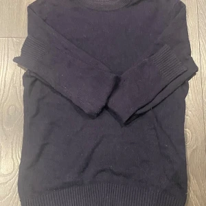 Mörkblå stickad tröja Jack & Jones - En varm stickad tröja perfekt för vintern. Den är från Jack and Jones i färgen mörkblå och storleken är xs. 