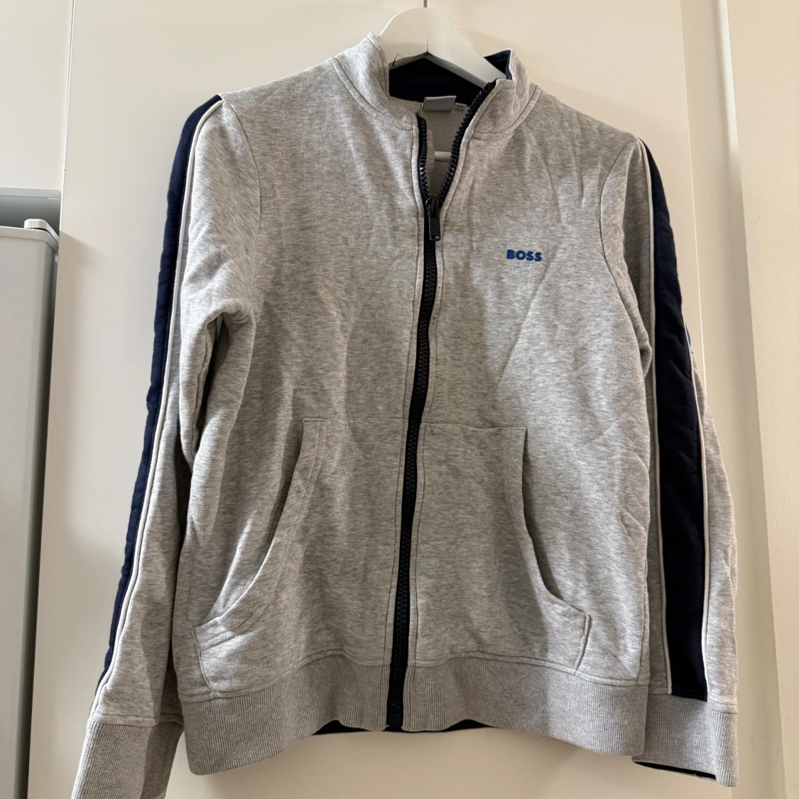 Grå ziptröja från BOSS med blå detaljer