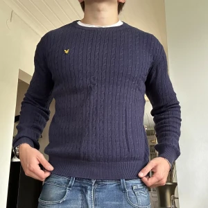 Kabelstickad Lyle & Scott tröja - Säljer en schysst Kabelstickad tröja från Lyle & Scott  | Storlek junior (passar small eller medium) | Modellen på bilden är 178cm | Hör av dig vid minsta fundering