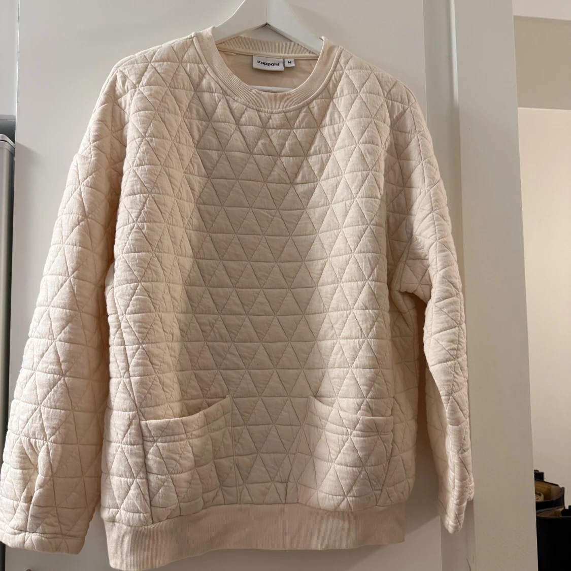 Quiltad beige tröja från Kappahl